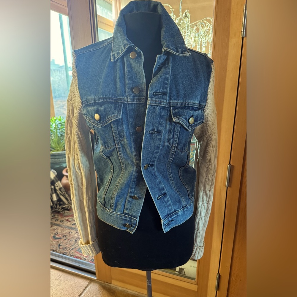 Jean jacket with cotton knit sleeves